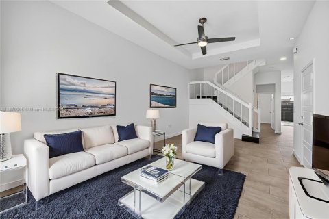 Townhouse in Miami, Florida 4 bedrooms, 183.85 sq.m. № 1927504 - photo 4