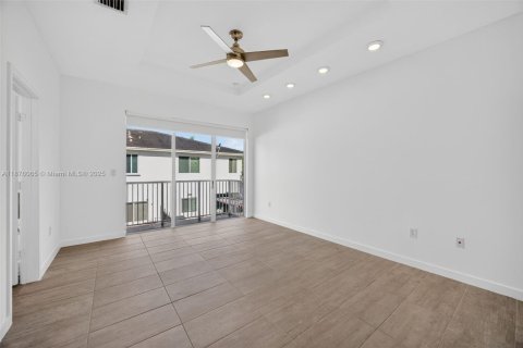 Townhouse in Miami, Florida 4 bedrooms, 183.85 sq.m. № 1927504 - photo 25
