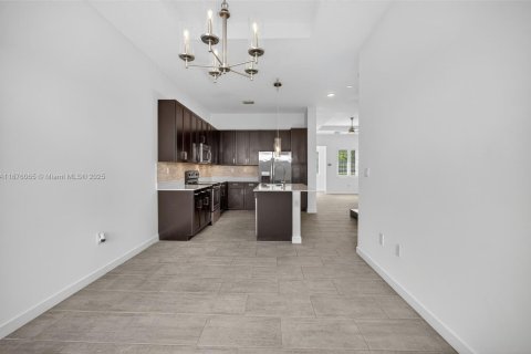 Townhouse in Miami, Florida 4 bedrooms, 183.85 sq.m. № 1927504 - photo 17