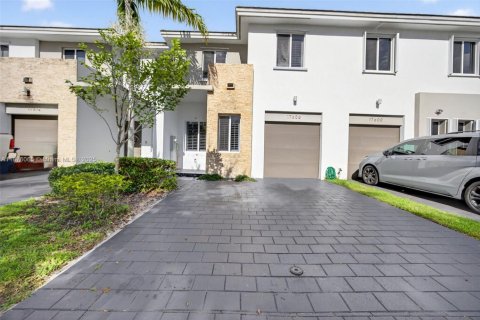 Townhouse in Miami, Florida 4 bedrooms, 183.85 sq.m. № 1927504 - photo 2