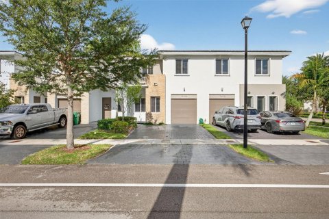 Townhouse in Miami, Florida 4 bedrooms, 183.85 sq.m. № 1927504 - photo 1