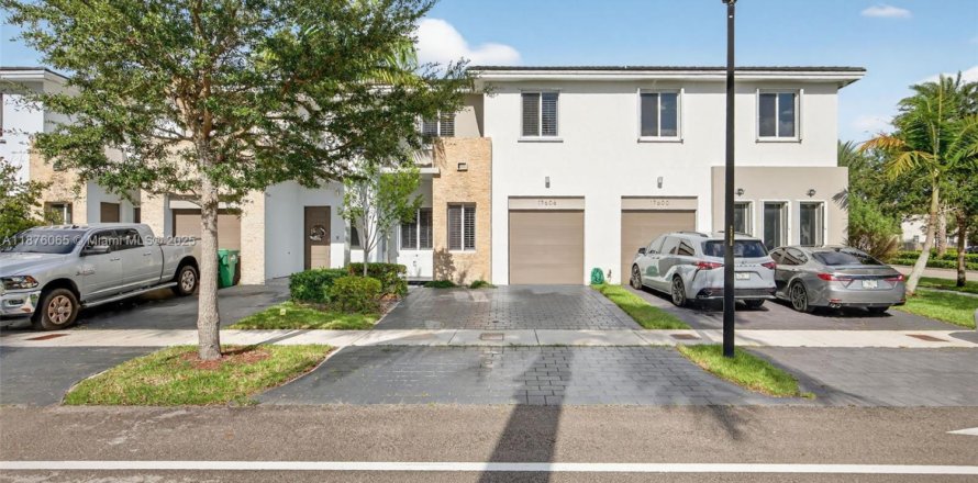 Townhouse in Miami, Florida 4 bedrooms, 183.85 sq.m. № 1927504