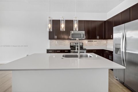 Townhouse in Miami, Florida 4 bedrooms, 183.85 sq.m. № 1927504 - photo 11