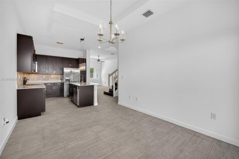 Townhouse in Miami, Florida 4 bedrooms, 183.85 sq.m. № 1927504 - photo 16