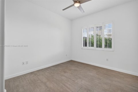 Townhouse in Miami, Florida 4 bedrooms, 183.85 sq.m. № 1927504 - photo 21