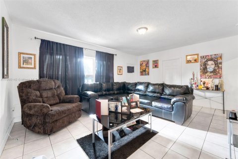 House in Miami, Florida 3 bedrooms, 104.79 sq.m. № 1967943 - photo 5