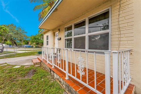 House in Miami, Florida 3 bedrooms, 104.79 sq.m. № 1967943 - photo 3