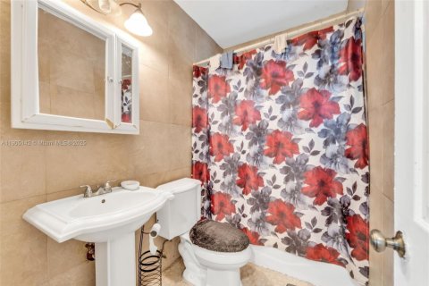 House in Miami, Florida 3 bedrooms, 104.79 sq.m. № 1967943 - photo 13