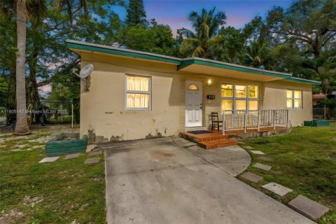 House in Miami, Florida 3 bedrooms, 104.79 sq.m. № 1967943 - photo 1