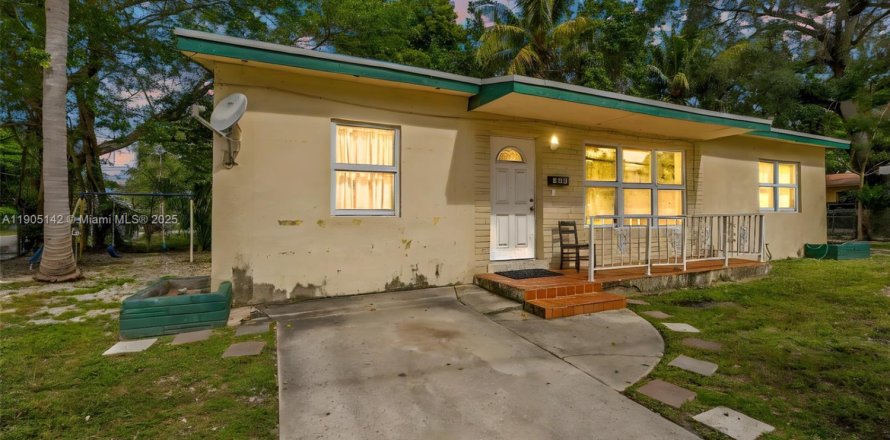 House in Miami, Florida 3 bedrooms, 104.79 sq.m. № 1967943
