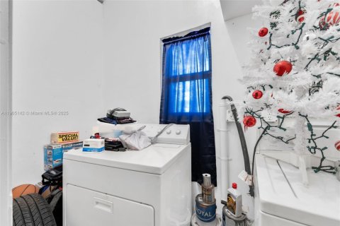 House in Miami, Florida 3 bedrooms, 104.79 sq.m. № 1967943 - photo 14