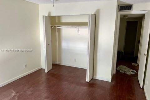 Condo in Lauderdale Lakes, Florida, 3 bedrooms  № 2009714 - photo 2