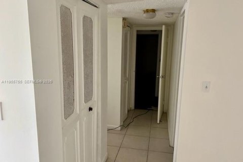 Condo in Lauderdale Lakes, Florida, 3 bedrooms  № 2009714 - photo 13