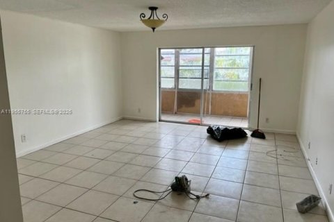 Condo in Lauderdale Lakes, Florida, 3 bedrooms  № 2009714 - photo 12