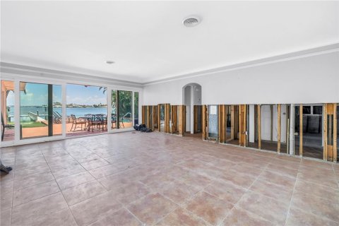 House in Saint Pete Beach, Florida 3 bedrooms, 158.31 sq.m. № 1911239 - photo 4