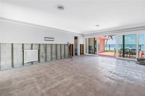 House in Saint Pete Beach, Florida 3 bedrooms, 158.31 sq.m. № 1911239 - photo 7