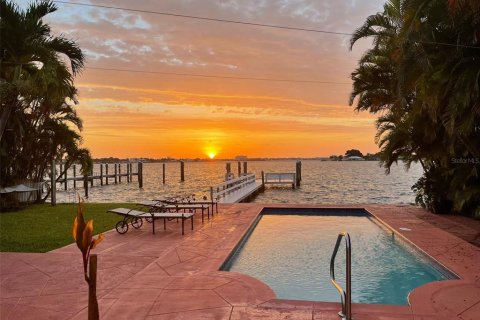 House in Saint Pete Beach, Florida 3 bedrooms, 158.31 sq.m. № 1911239 - photo 3