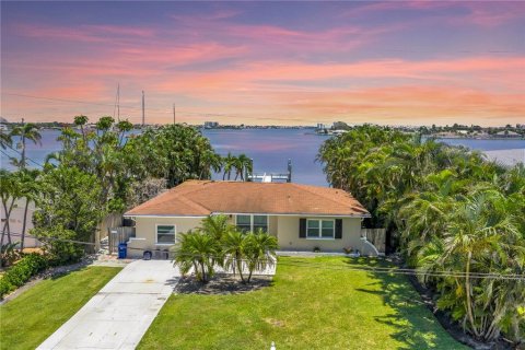 House in Saint Pete Beach, Florida 3 bedrooms, 158.31 sq.m. № 1911239 - photo 1