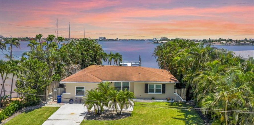 House in Saint Pete Beach, Florida 3 bedrooms, 158.31 sq.m. № 1911239