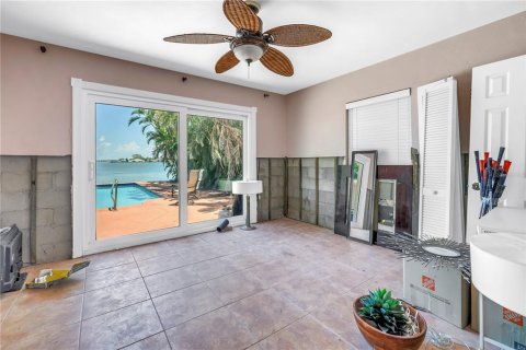 House in Saint Pete Beach, Florida 3 bedrooms, 158.31 sq.m. № 1911239 - photo 25