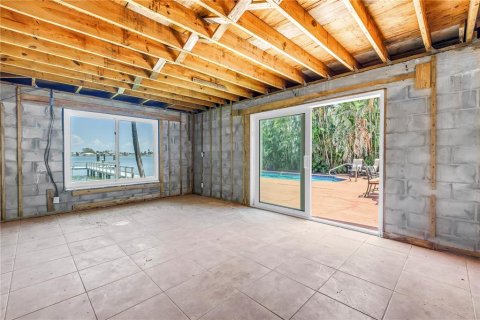 House in Saint Pete Beach, Florida 3 bedrooms, 158.31 sq.m. № 1911239 - photo 17