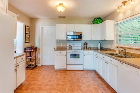 House in Saint Pete Beach, Florida 3 bedrooms, 158.31 sq.m. № 1911239 - photo 10