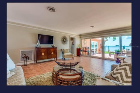 House in Saint Pete Beach, Florida 3 bedrooms, 158.31 sq.m. № 1911239 - photo 8