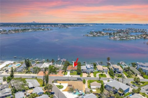 House in Saint Pete Beach, Florida 3 bedrooms, 158.31 sq.m. № 1911239 - photo 2