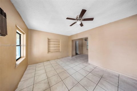 Casa en venta en North Miami, Florida, 2 dormitorios, 103.12 m2 № 1998171 - foto 3