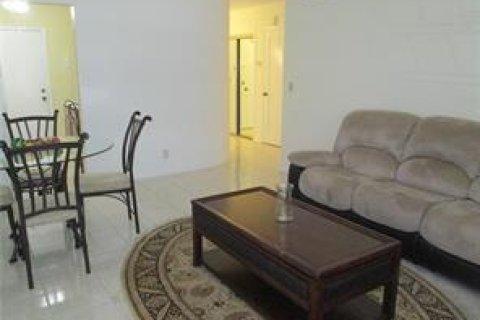 Condominio en alquiler en Fort Lauderdale, Florida, 1 dormitorio, 70.23 m2 № 2146673 - foto 3