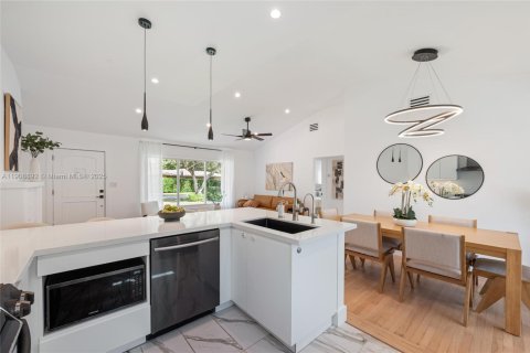 Villa ou maison à vendre à Miami Shores, Floride: 2 chambres, 113.81 m2 № 1964780 - photo 11