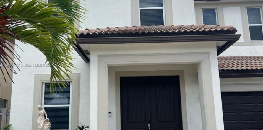 House in Homestead, Florida 6 bedrooms, 276.85 sq.m. № 1713459