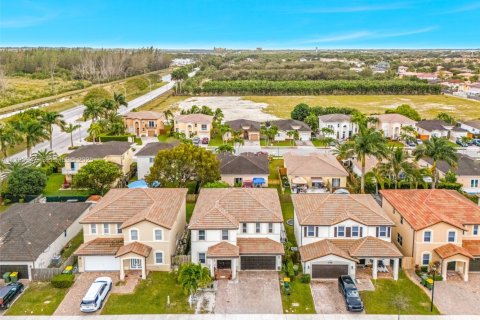 Купить виллу или дом в Хомстед, Флорида 6 спален, 276.85м2, № 1713459 - фото 21