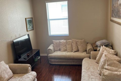 House in Homestead, Florida 6 bedrooms, 276.85 sq.m. № 1713459 - photo 24