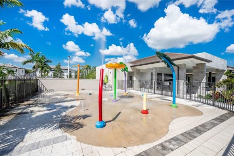 Condo in Doral, Florida, 2 bedrooms  № 2074976 - photo 13