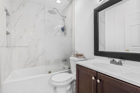 House in Miami, Florida 4 bedrooms, 224.45 sq.m. № 1893053 - photo 25