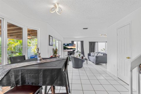 House in Miami, Florida 4 bedrooms, 224.45 sq.m. № 1893053 - photo 11