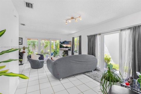 House in Miami, Florida 4 bedrooms, 224.45 sq.m. № 1893053 - photo 7