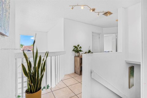 House in Miami, Florida 4 bedrooms, 224.45 sq.m. № 1893053 - photo 18