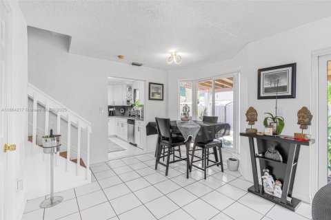 House in Miami, Florida 4 bedrooms, 224.45 sq.m. № 1893053 - photo 10