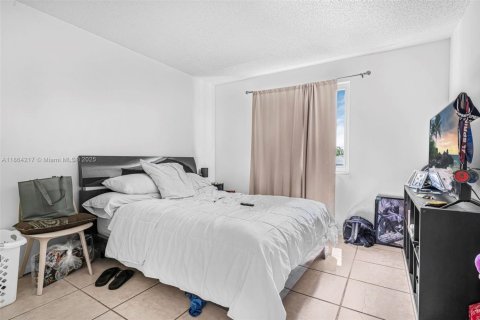 House in Miami, Florida 4 bedrooms, 224.45 sq.m. № 1893053 - photo 26