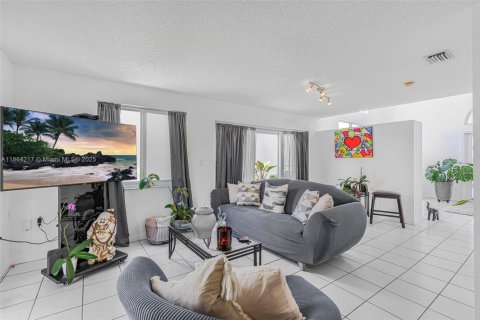 House in Miami, Florida 4 bedrooms, 224.45 sq.m. № 1893053 - photo 9