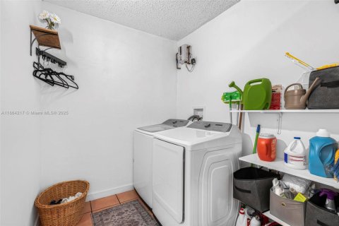 House in Miami, Florida 4 bedrooms, 224.45 sq.m. № 1893053 - photo 16
