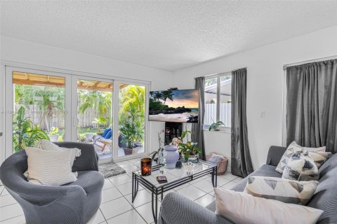 House in Miami, Florida 4 bedrooms, 224.45 sq.m. № 1893053 - photo 8
