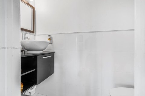 House in Miami, Florida 4 bedrooms, 224.45 sq.m. № 1893053 - photo 14