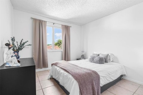 House in Miami, Florida 4 bedrooms, 224.45 sq.m. № 1893053 - photo 24