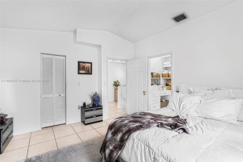 House in Miami, Florida 4 bedrooms, 224.45 sq.m. № 1893053 - photo 20