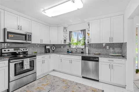 House in Miami, Florida 4 bedrooms, 224.45 sq.m. № 1893053 - photo 13