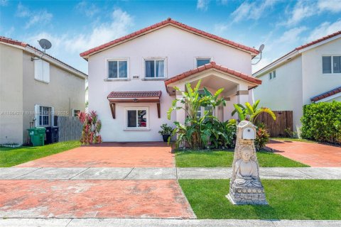 House in Miami, Florida 4 bedrooms, 224.45 sq.m. № 1893053 - photo 1