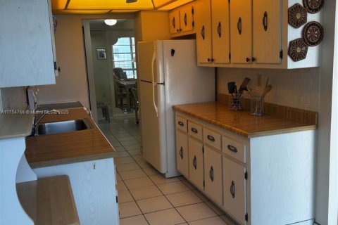 Condo in Sunny Isles Beach, Florida, 2 bedrooms  № 1939357 - photo 11